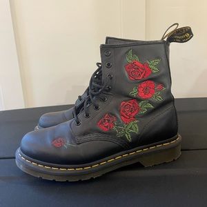 Doc Marten: VONDA FLORAL LEATHER LACE UP BOOT